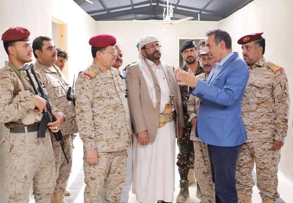 وزير الدفاع ومحافظ مأرب يتفقدان سير العمل في مشروع توسعة المستشفى العسكري بمأرب